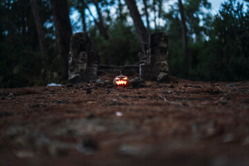 Calabaza con forma de cara siniestra iluminada por dentro de halloween