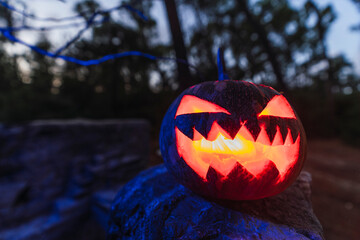 Calabaza con forma de cara siniestra iluminada por dentro de halloween