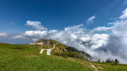 Passaggiata e trekking in alta montagna, tra nubi e picchi. Aria pura, benessere fisico e...