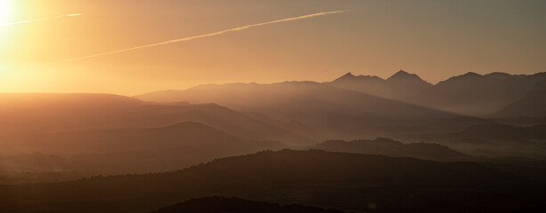 Levé de soleil sur montagne