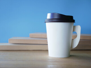 Obraz premium Paper coffee cup in coffee shop.