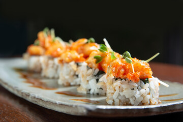 salmon spicy mayo top on maki roll