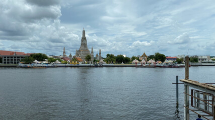 Fototapeta premium View across river to Wat Arun in Bangkok