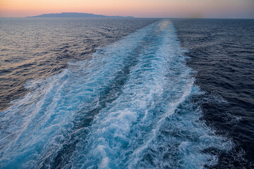 Wellen eines Schiffes, bei untergehender Sonne, S&uuml;d&auml;g&auml;is, Griechenland
