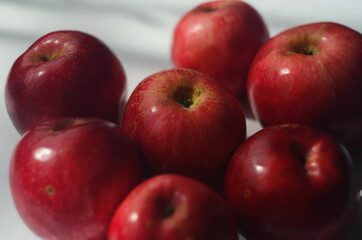 Fototapeta na wymiar Ripe red apples on table close up