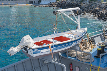 Beiboot auf einem Schiff im Hafen von Chora Sfakion, Südküste Kretas, Griechenland