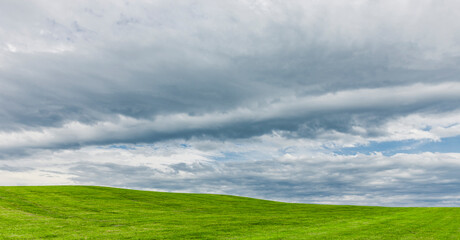Blaue Himmel mit Wölkchen als Hintergrund