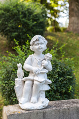 Fototapeta na wymiar Little angel statue in the park.