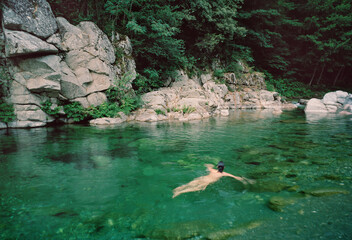 femme qui se baigne nue dans la rivière