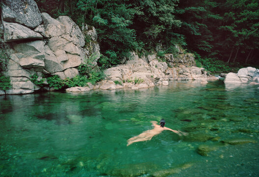 femme qui se baigne nue dans la rivière