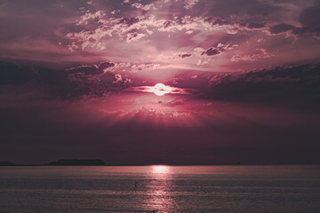Coucher de soleil en Normandie, un soleil &agrave; l'allure de Saturne.