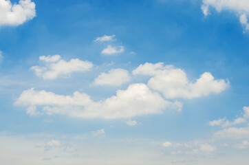 Obraz premium beautiful blue sky and white fluffy cloud horizon outdoor for background.