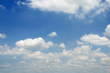 Obraz premium beautiful blue sky and white fluffy cloud horizon outdoor for background.