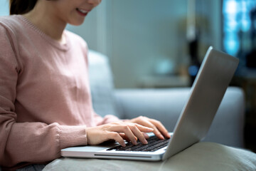 Naklejka premium Asian business woman working at home.