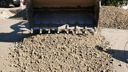 Remont drogi - układanie warstwy kruszywa. © WalDec