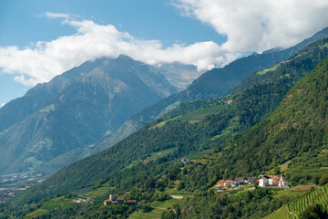 Fototapeta na wymiar Berglandschaft in Südtirol Meran, Dorf Tirol, 