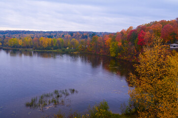 Fototapeta na wymiar autumn on the river