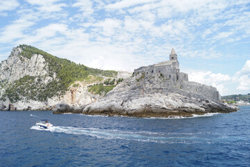 panorama della costa ligure presso portovenere con vista della chiesa di san pietro