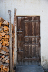 alte Holztüre von einem Bauernhaus