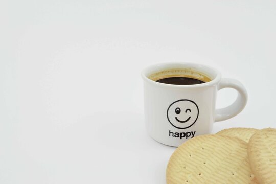 Taza de caf&eacute; con galletas, con un bonito mensaje &iexcl;Happy! y es que un buen caf&eacute; con galletas siempre nos dejar&aacute; un rico sabor de boca y una gran sonrisa.