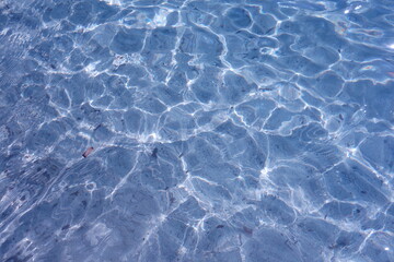 Blick durch kristallklares Meerwasser