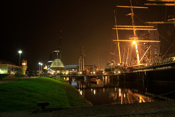 Fototapeta na wymiar Der Alte Hafen und die Havenwelten von Bremerhaven in der Nacht. Havenwelten, Bremerhaven, Deutschland, Europa