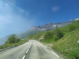 Naklejka premium road to the mountains