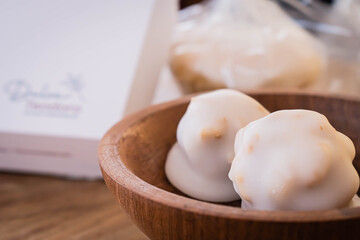 nueces confitadas bañadas en fondant azúcar seca con dulce de leche en madera postre típico tradicional ergentina