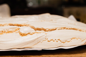 primer plano de merengue azúcar batida seca al horno