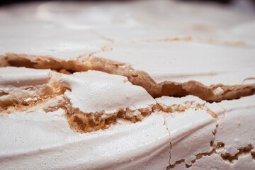 primer plano de merengue azúcar batida seca al horno