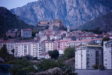 Obraz premium Studentenstadt im Bergland Korsikas