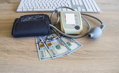 Obraz premium A pressure measuring device on table with dollars.