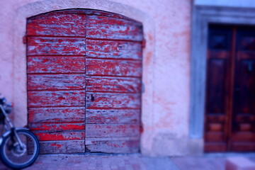 Rotes historisches Tor mit Mofa