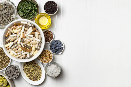 Capsules with dietary supplements. Food supplement ingredients