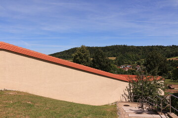 Blick auf die Klostermauer der Benediktinerabtei Plankstetten im Altmühltal in Bayern