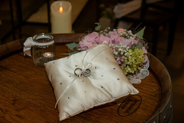 Eheringe mit der Hochzeitsdeko 