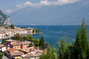 Fototapeta na wymiar Blick über die Dächer von Gargnano. Lombardai, Italien, Deutschland, Europa