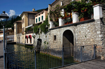 Fototapeta na wymiar Uferpromenade von Gargnano.. Gargnano, Gardasee, Lombardei, Italien, Eurpa