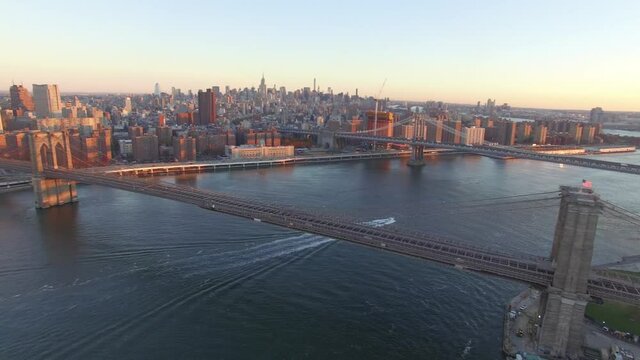 Detalle a&eacute;reo del Puente de Brooklyn y Puente de Manhattan, con el drone sobre el Rio Este, durante el amanecer.