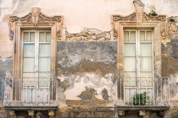 Fototapeta na wymiar Mediterrane Architektur am Beispiel zweier bodentiefer Fenster an einem sizilianischen Haus