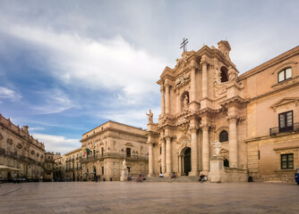 Fototapeta na wymiar Der Platz vor dem Dom in Ortygia auf Sizilien als historische Sehenswürdigkeit