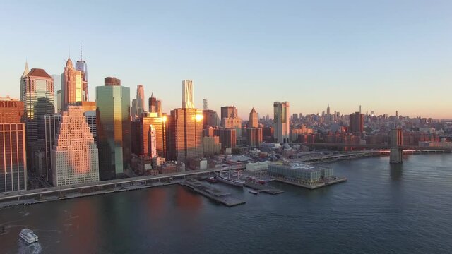 Vista a&eacute;rea panor&aacute;mica del skyline de Manhatta, Nueva York desde el R&iacute;o Este al amanecer.