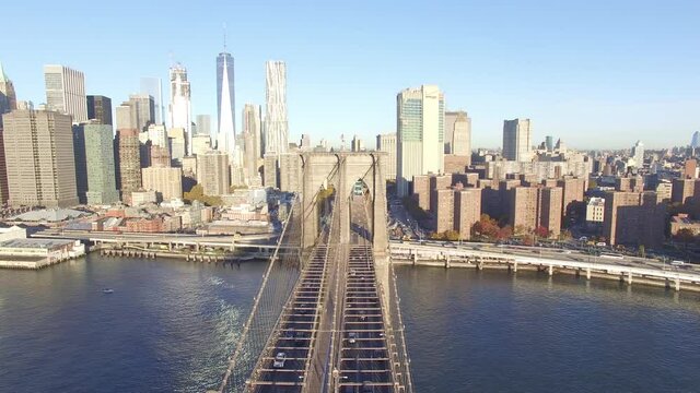 Vista a&eacute;rea sobre el Puente de Brooklyn con vista a los rascacielos y skyline de Manhattan durante el amanecer.