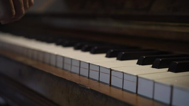 Manos de pianista tocando m&uacute;sica con el piano con energ&iacute;a 4K