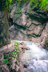 Wanderung durch die Partnachklamm und Partnach Alm bei Garmisch Partenkirchen in Oberbayern Deutschland
