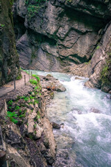 Wanderung durch die Partnachklamm und Partnach Alm bei Garmisch Partenkirchen in Oberbayern Deutschland