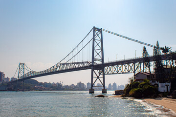 Céu azul em  Florianópolis e o seu símbolo a Ponte Hercílio Luz, do estado de Santa Catarina, Brasil,  florianopolis, floripa