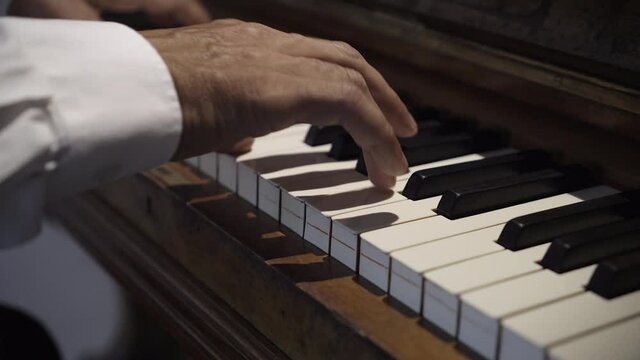 Manos de pianista tocando m&uacute;sica con el piano con energ&iacute;a 4K