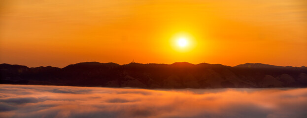 Obraz premium Sunrise over Mountains, layer of clouds from View 