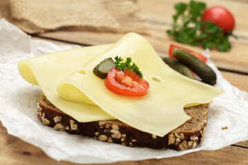 Vollkornbrot mit Emmentaler Käse